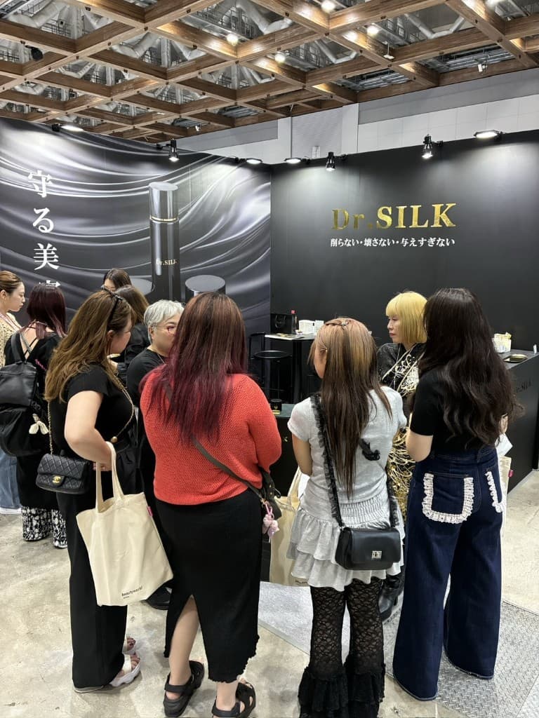 展示会のDr.SILKブースに集まるご来場者の様子