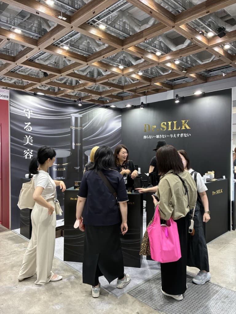「守る美容」を掲げたDr.SILK展示会ブースの様子