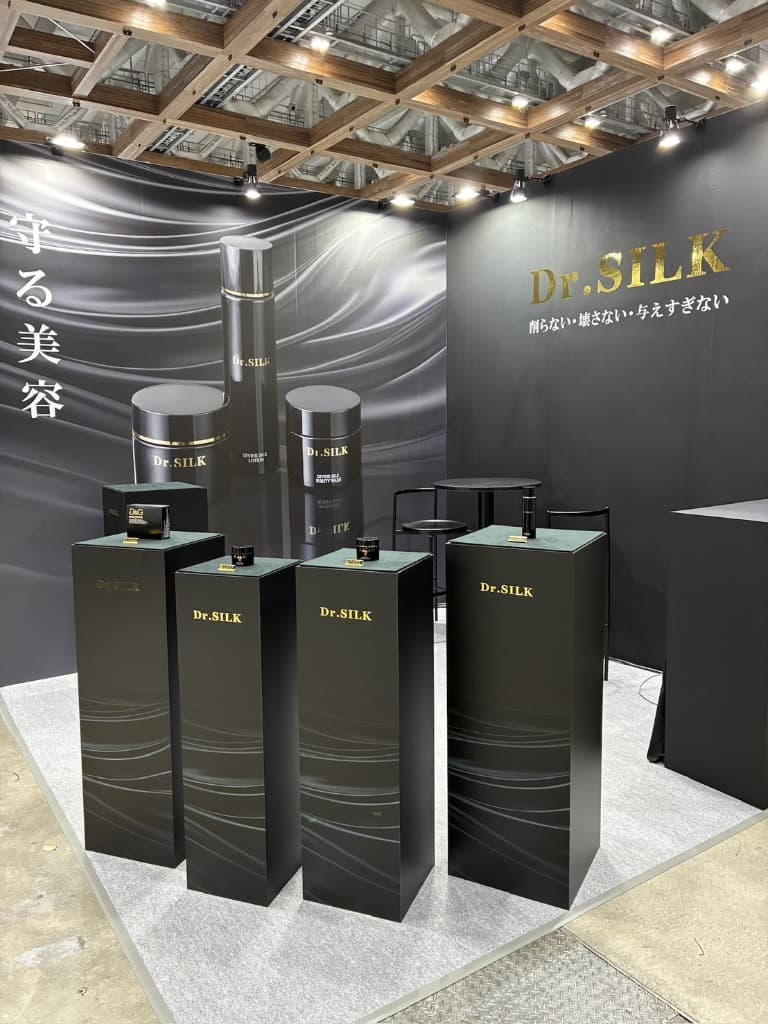 Dr.SILK製品を陳列した展示会ブースのディスプレイ